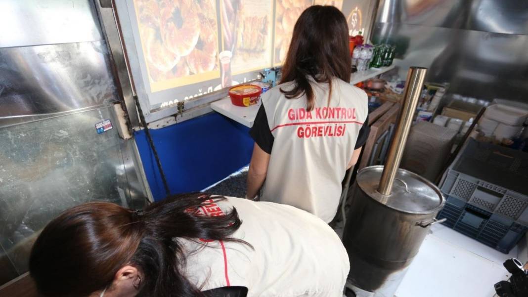 Kepez’de Kapsamlı Gıda ve İşgal Denetimi: Kaldırımları İşgal Edenlere Yaptırım Uygulandı! 7